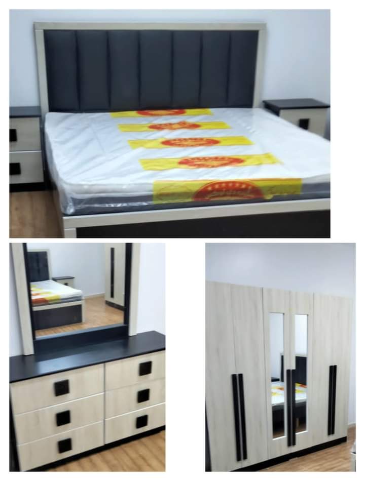 غرفة مزدوجة تشمل تسريحة حديثة