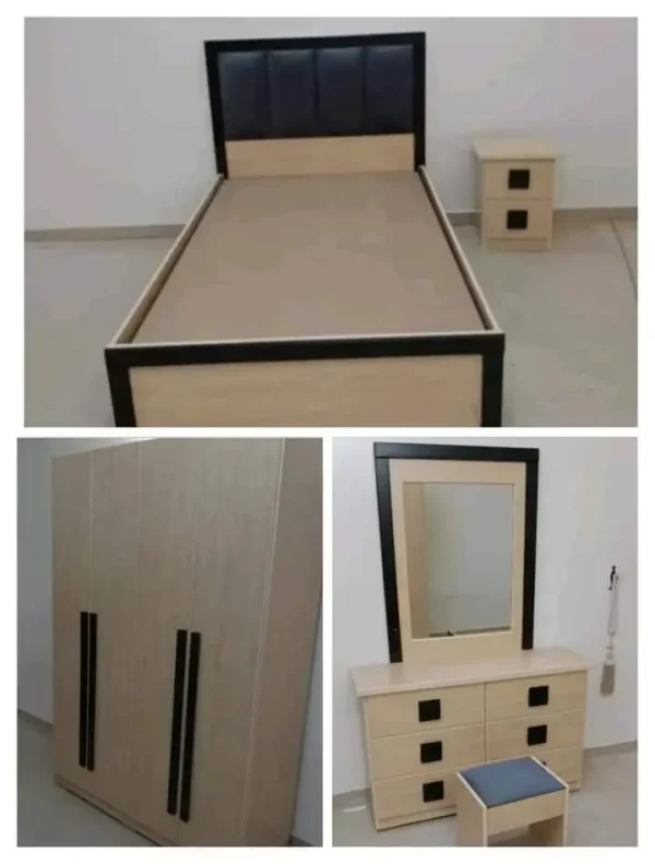 غرفة نوم تشمل سرير وتسريحة صغيرة